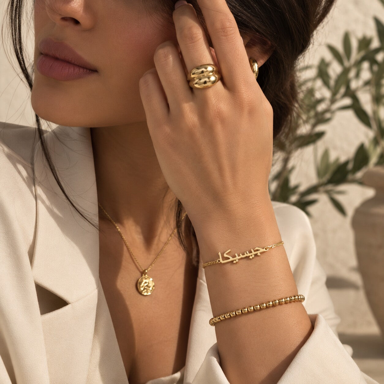 Bracelet prénom arabe personnalisé doré ORAYA porté au poignet