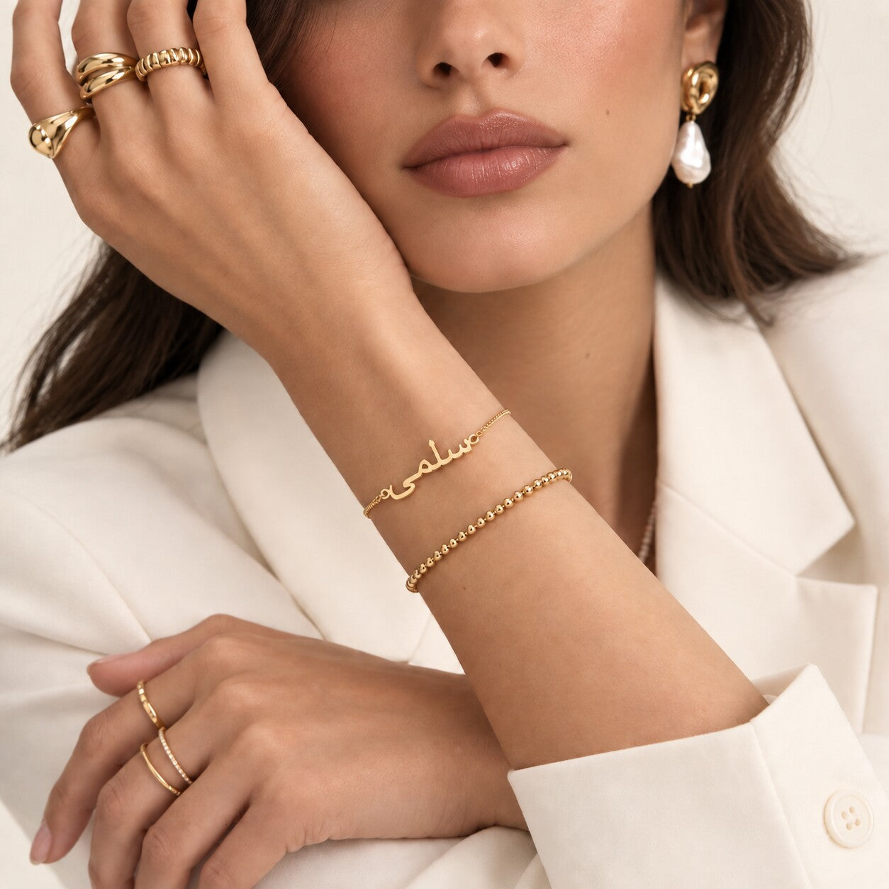 Portrait lifestyle avec bracelet prénom arabe ORAYA
