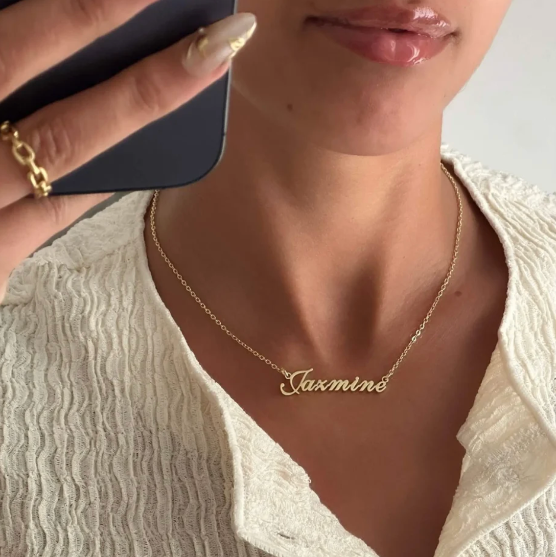 Collier prénom personnalisé ORAYA porté au quotidien