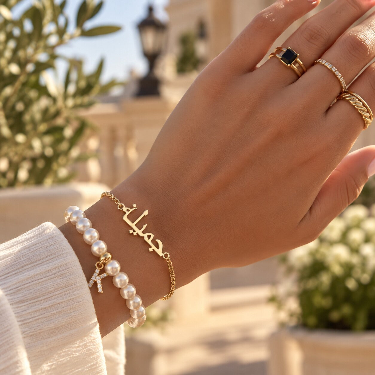 Bracelet personnalisé en calligraphie arabe dans une lumière méditerranéenne