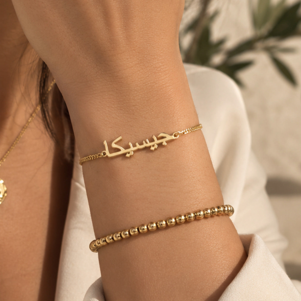 Détail du prénom arabe doré sur le bracelet ORAYA