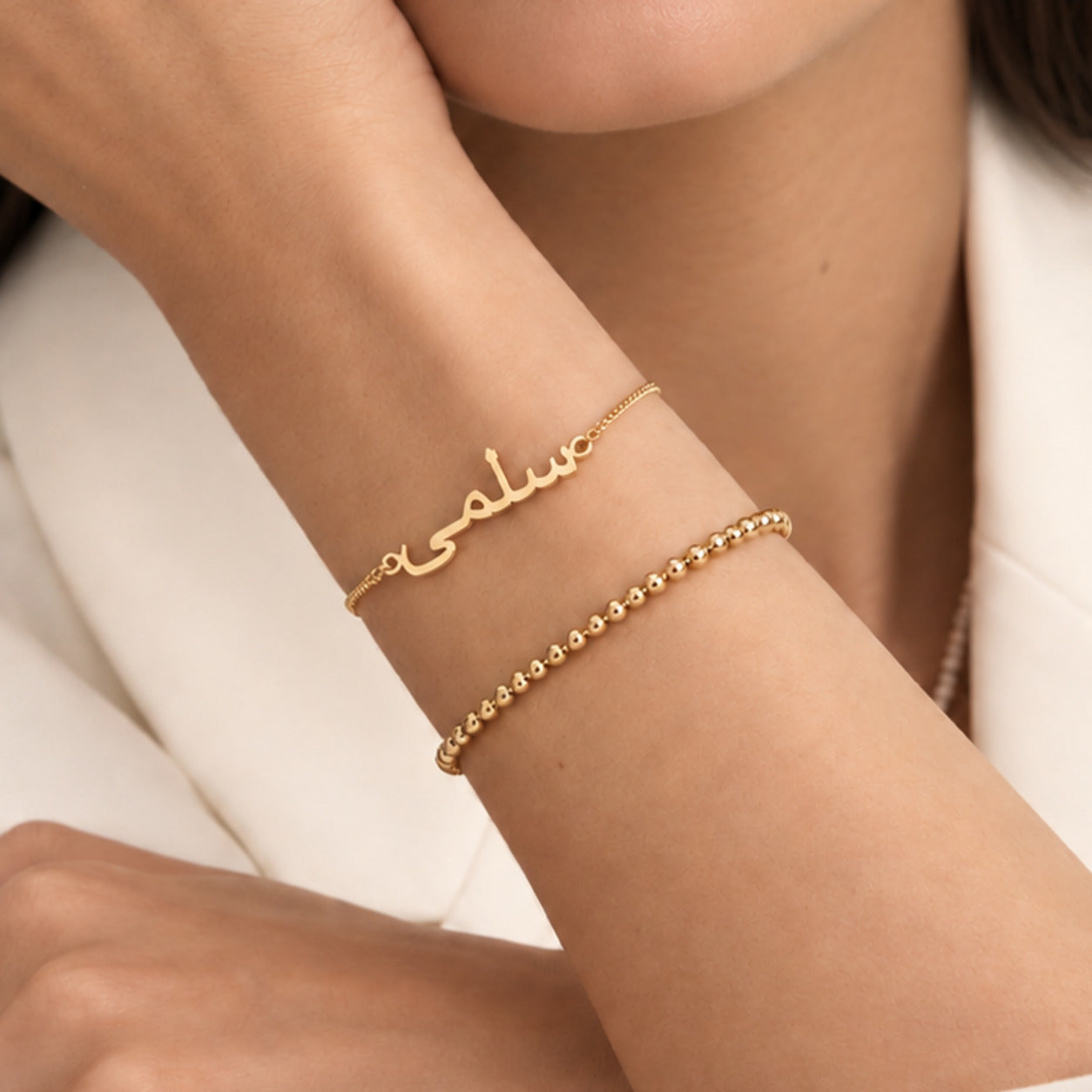 Vue rapprochée du bracelet prénom arabe personnalisé ORAYA