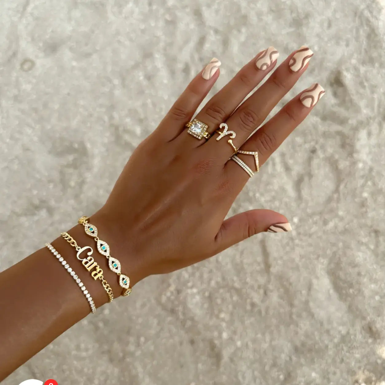 Bracelet prénom français personnalisé doré ORAYA porté au poignet