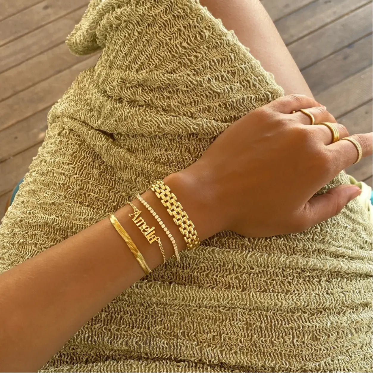 Bracelet prénom français ORAYA porté en accumulation