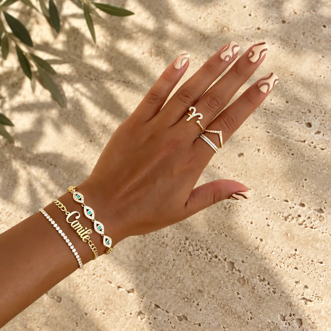 Bracelet prénom français argenté ORAYA porté en extérieur