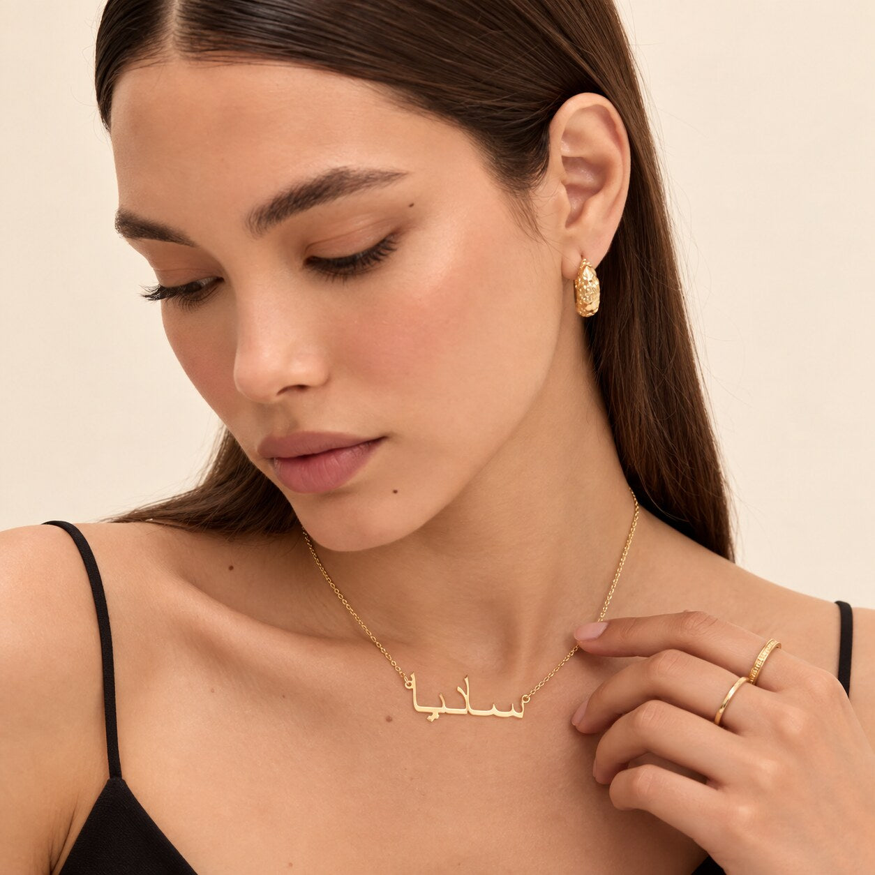 Modèle portant le collier prénom arabe doré ORAYA