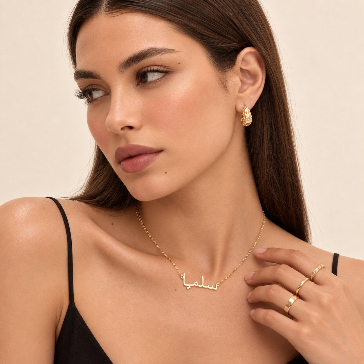 Portrait trois quarts avec le collier prénom arabe ORAYA