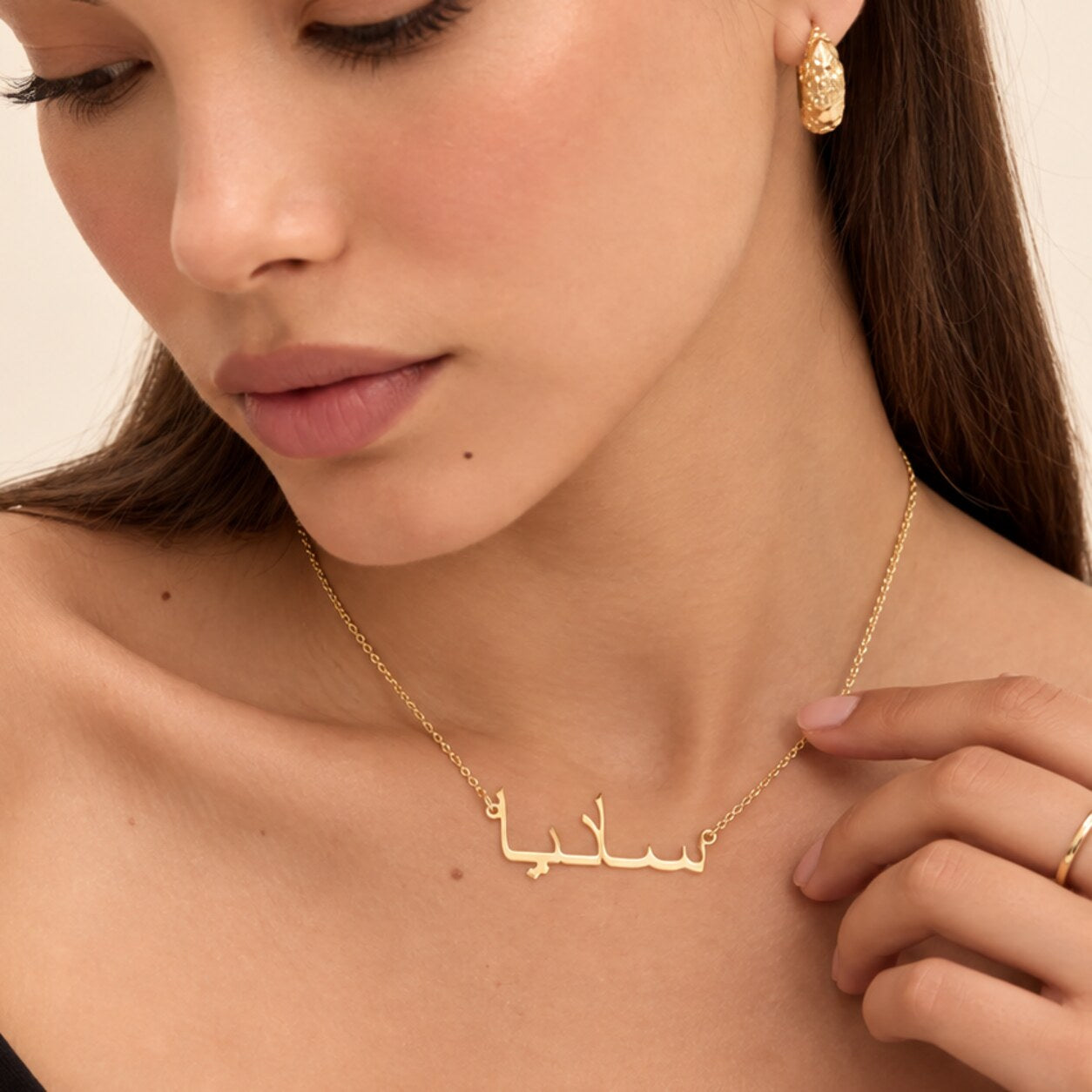 Détail rapproché du pendentif prénom arabe ORAYA