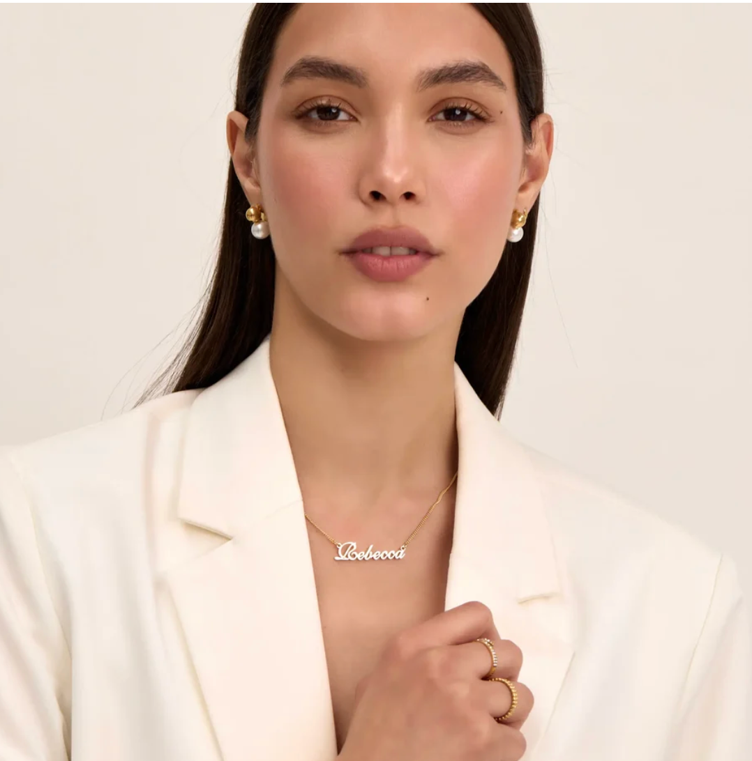 Portrait studio avec collier prénom personnalisé ORAYA